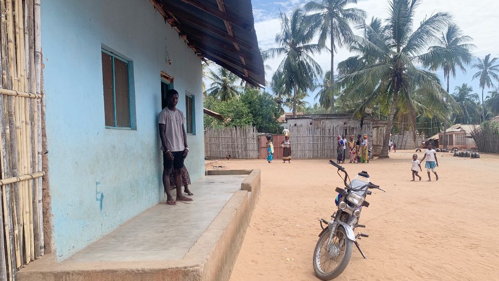 Пеле Бамбина возле дома, который он снимает для своей семьи в Пембе, Мозамбик, май 2022 г.
