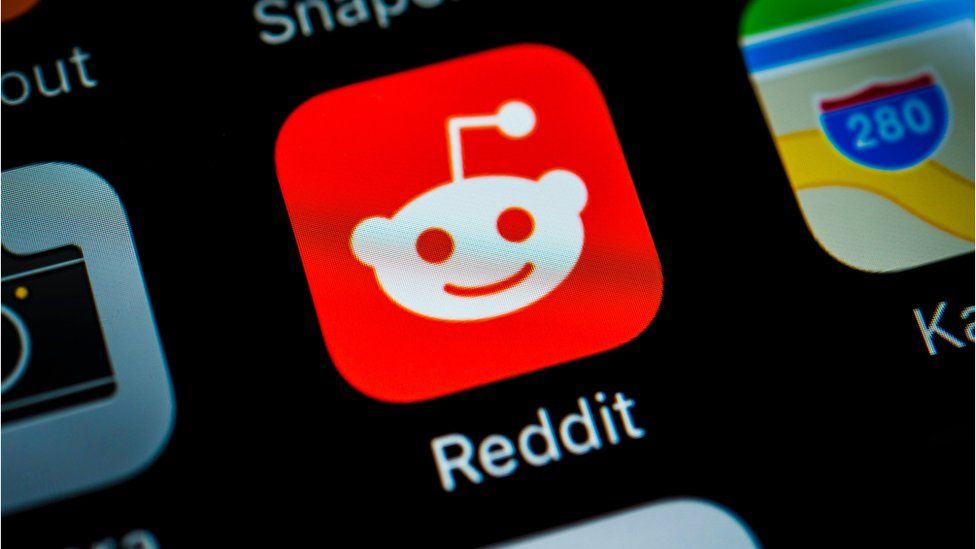 Smartphone screen with Reddit icon