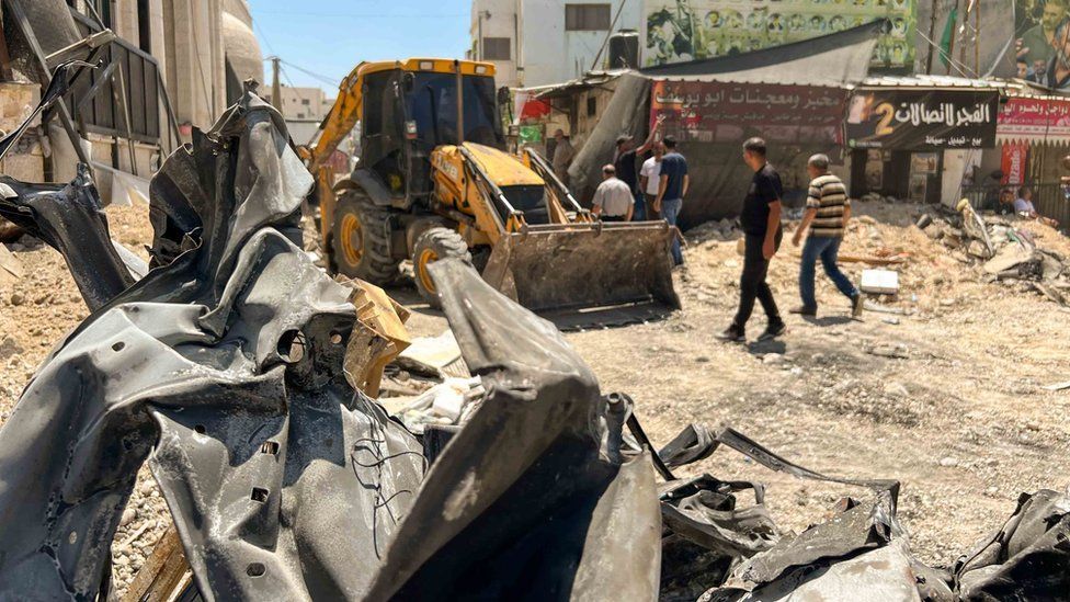Le strade del campo profughi di Jenin sono state decimate, come mostrano le macerie e il metallo piegato