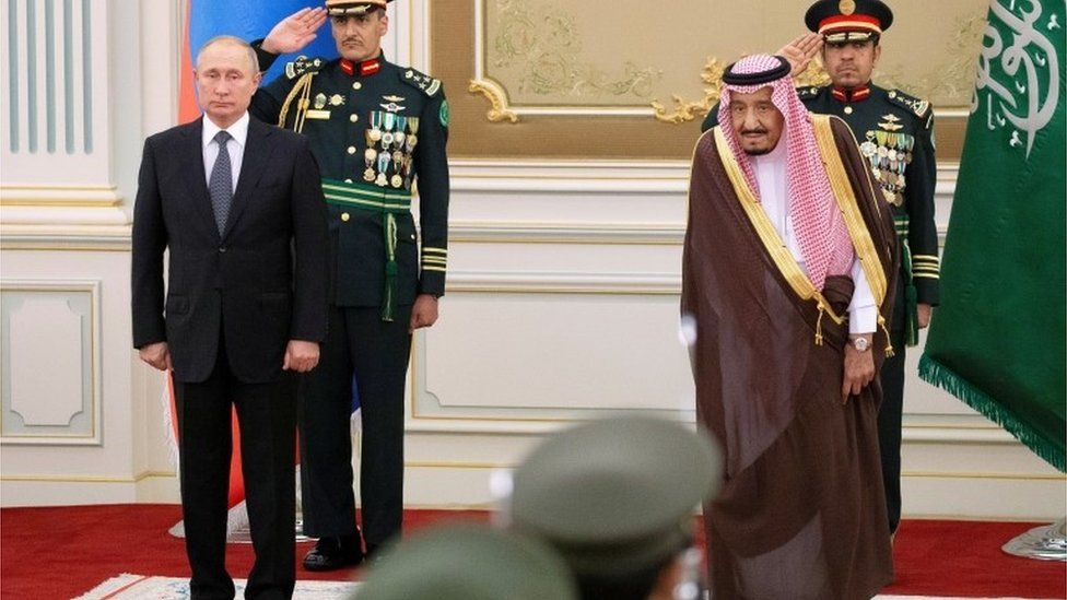 Vladimir Putin (left) and King Salman at welcoming ceremony in Riyadh (14/10/19)