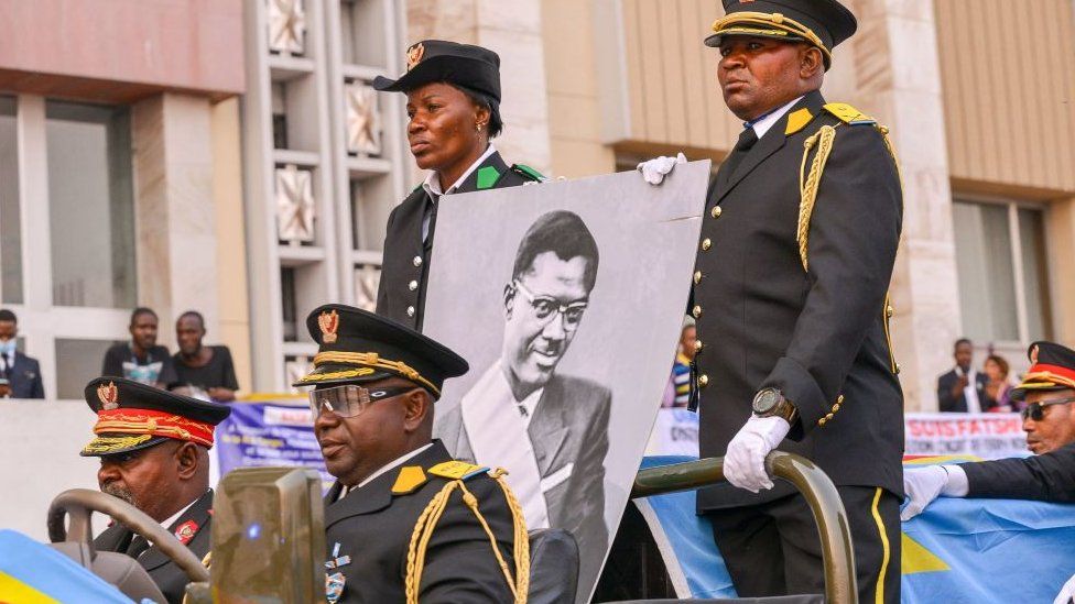 Kortezhi që mbante eshtrat e vetme të mbijetuar të heroit kongolez të pavarësisë Patrice Lumumba mbërrin në Palais du Peuple në Kinshasa më 27 qershor 2022