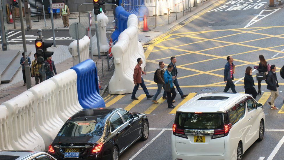 香港警察总部外之水马阵(3/1/2020)