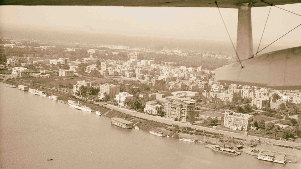 Фотография, сделанная в 1932 году, на которой видны плавучие дома и другие суда на Ниле в Каире, Египет