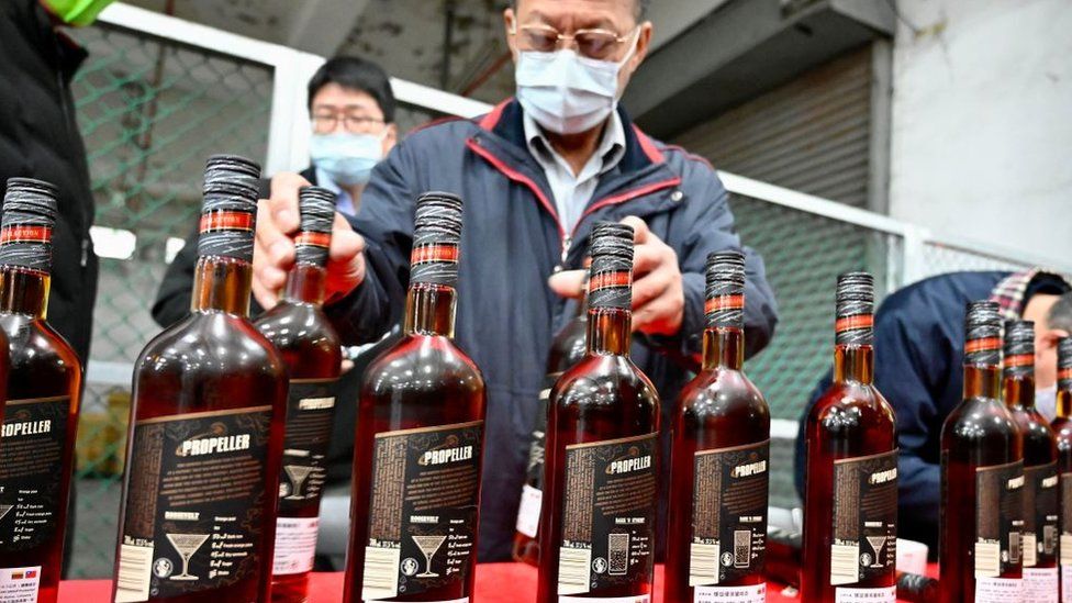 Бутылки литовского рома на выставке в Тайване