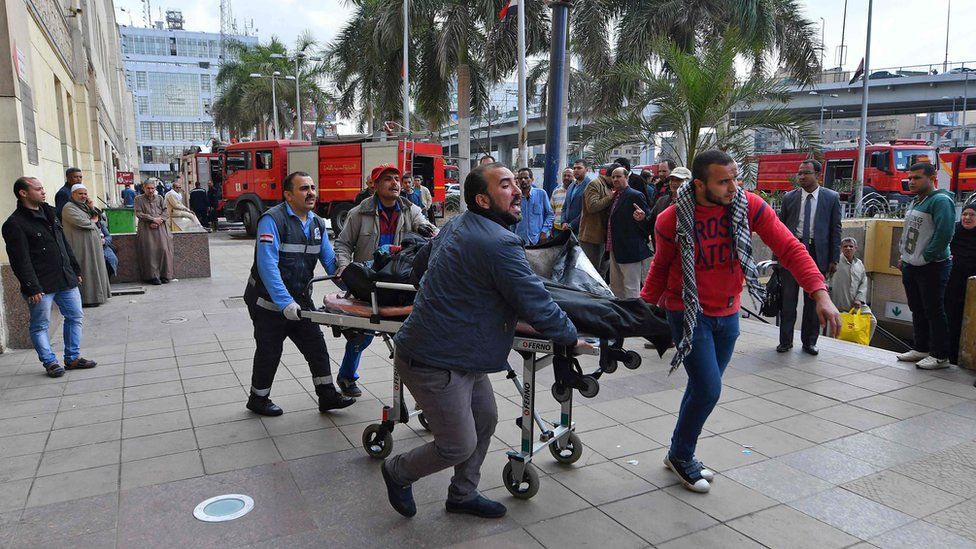 The body of a victim of the train crash and fire at the Ramses Station is taken away in a stretcher (27 February 2019)