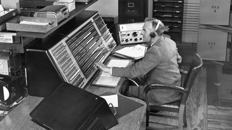 Caversham Park: End of an era for BBC listening station - BBC News