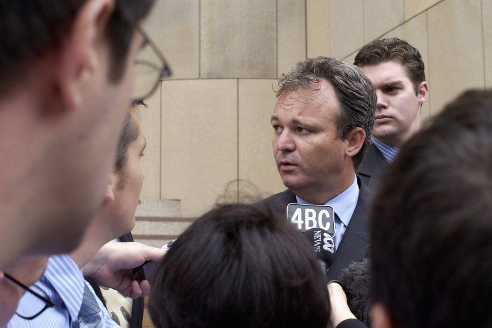 Фостер разговаривает с репортерами в Брисбене в 2003 году