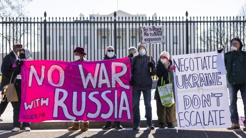 Левые антивоенные протестующие возле Белого дома в прошлом месяце