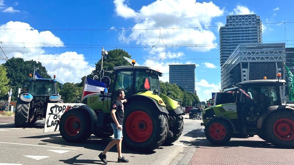 Tractors rolling towards parliament in The Hague