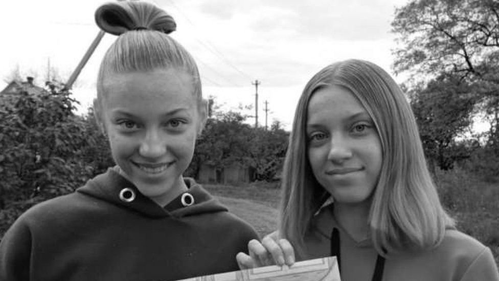 14-jährige Zwillinge Yuliya und Anna Aksenchenko