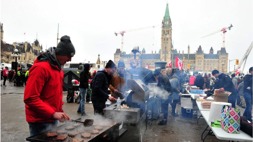 Kamionáři vaří jídlo poblíž kanadského parlamentu