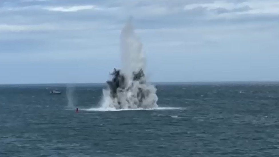 Взрыв бомбы в море