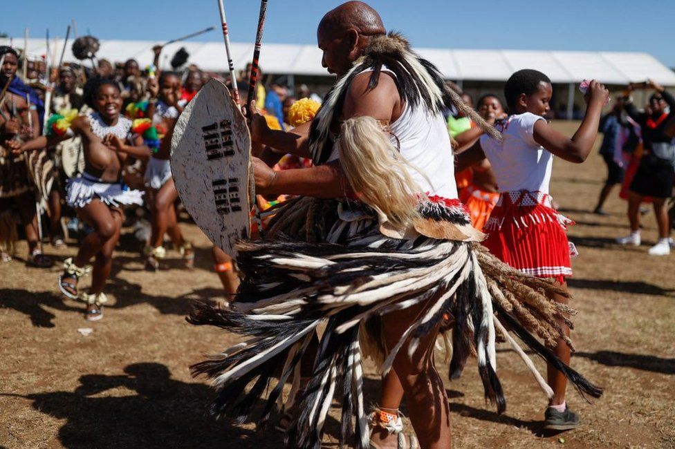 Pessoas dançando em roupas tradicionais