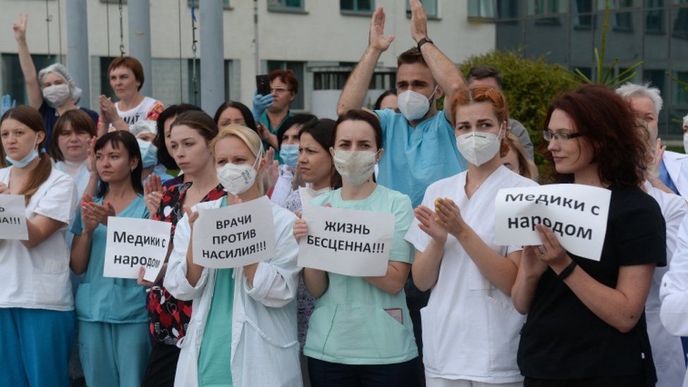 These medics held up notices saying "doctors against violence" and "medics with the people"