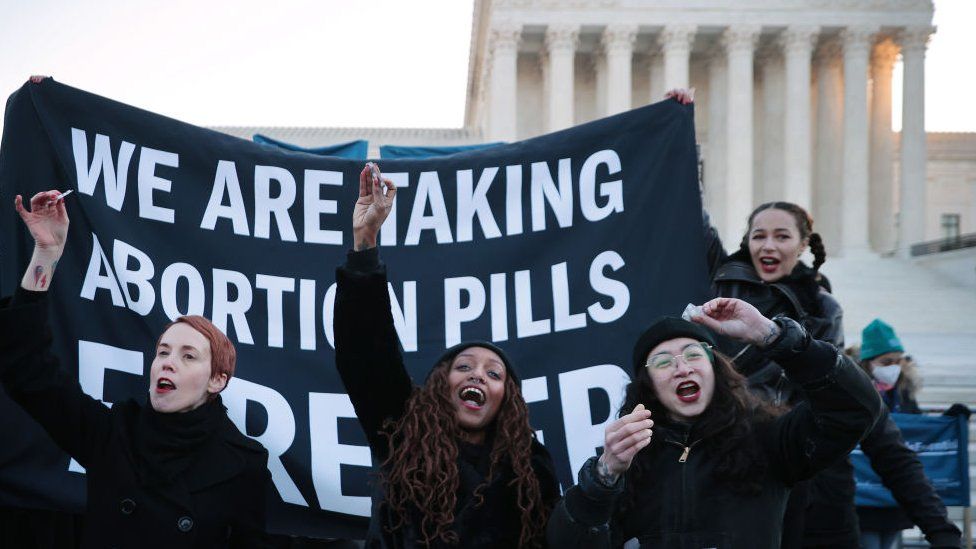 Протестующие принимают таблетки для прерывания беременности у здания Верховного суда США в начале этого месяца