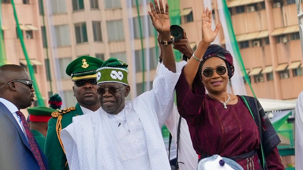 Президент Нигерии Бола Тинубу со своей женой Реми Тинубу делает жест во время своей инаугурации на церемонии приведения к присяге на Орлиной площади в Абудже, Нигерия, 29 мая 2023 г.
