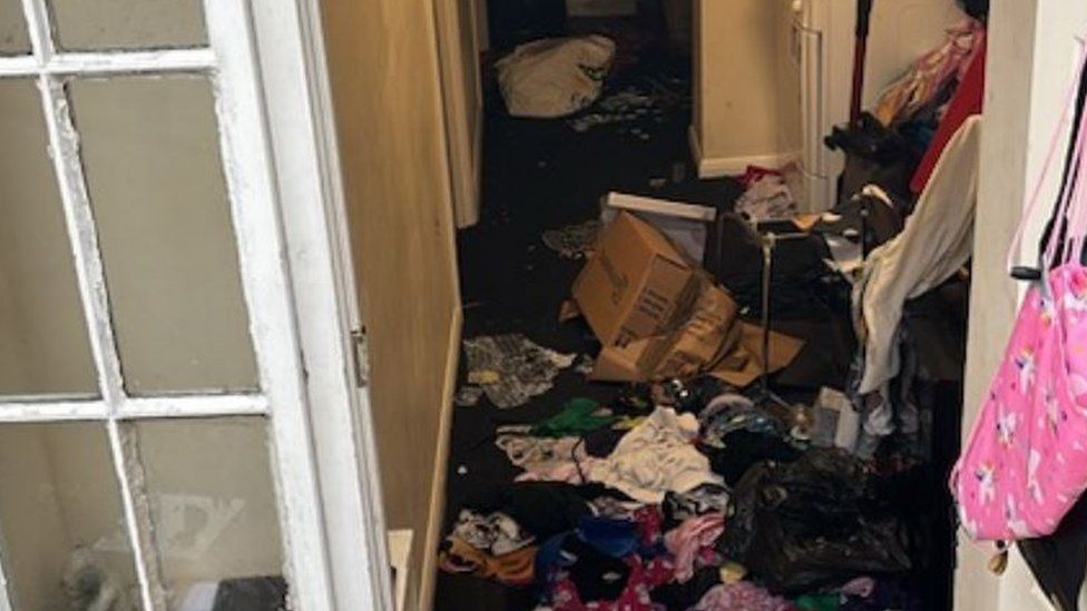 Hastings: Mum says family Christmas presents stolen in burglary - BBC News