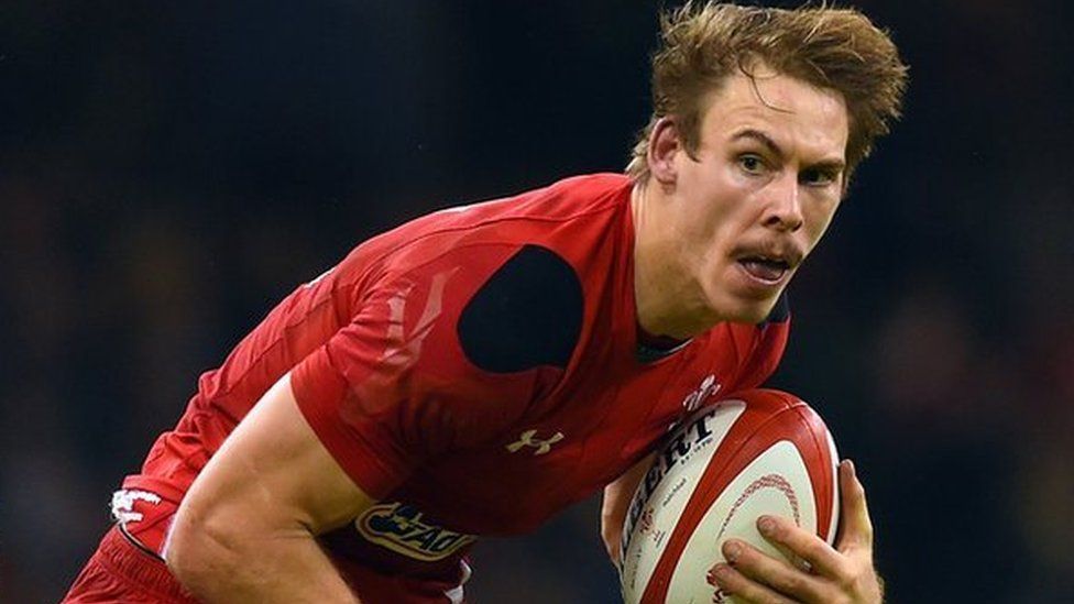 Cyfle i Liam Williams ddisgleirio yn y cefn yn absenoldeb Leigh Halfpenny