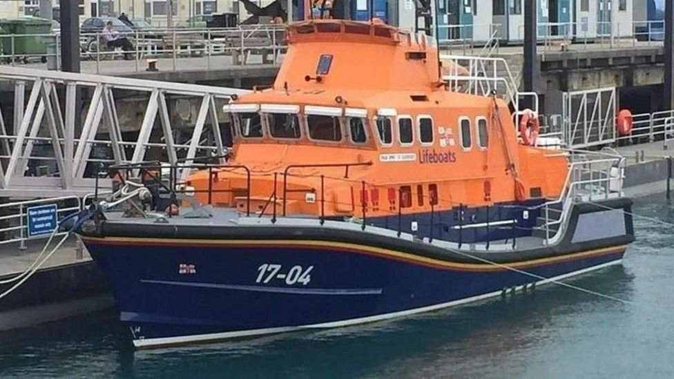 Sailing boat rescued by Guernsey lifeboat after engine failure - BBC News