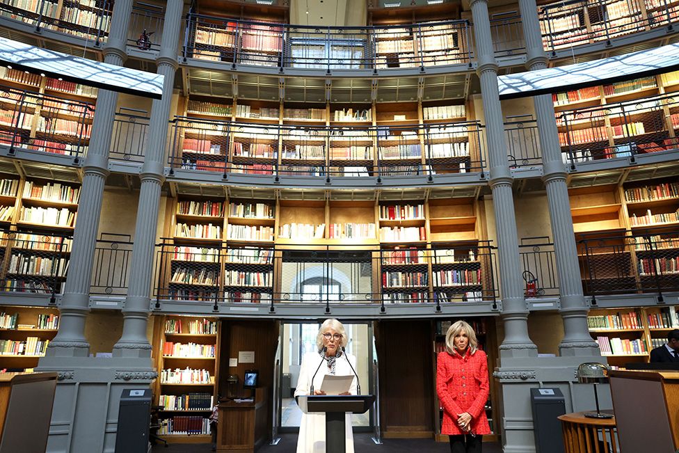 Королева Камилла произносит речь во время посещения Национальной библиотеки Франции