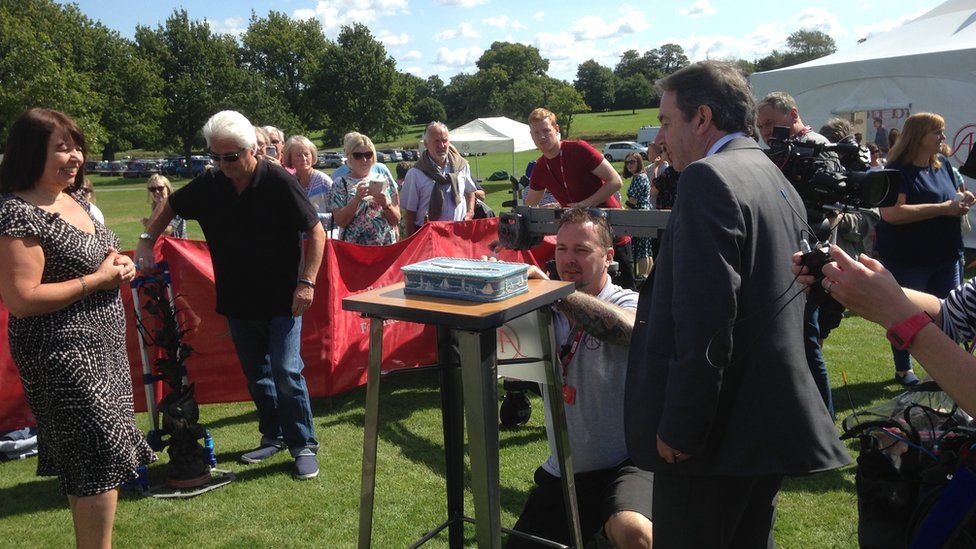 Helmingham Hall plays host to the Antiques Roadshow - BBC News