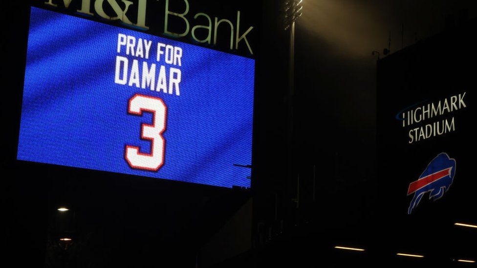 Молитесь за знак Дамара на домашнем стадионе Баффало Биллс