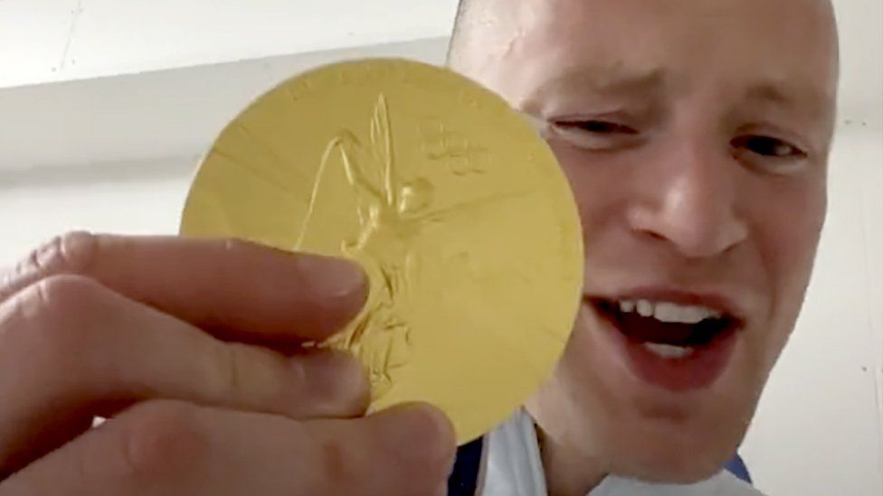 Swimmer Adam Peaty flashing his gold on TikTok