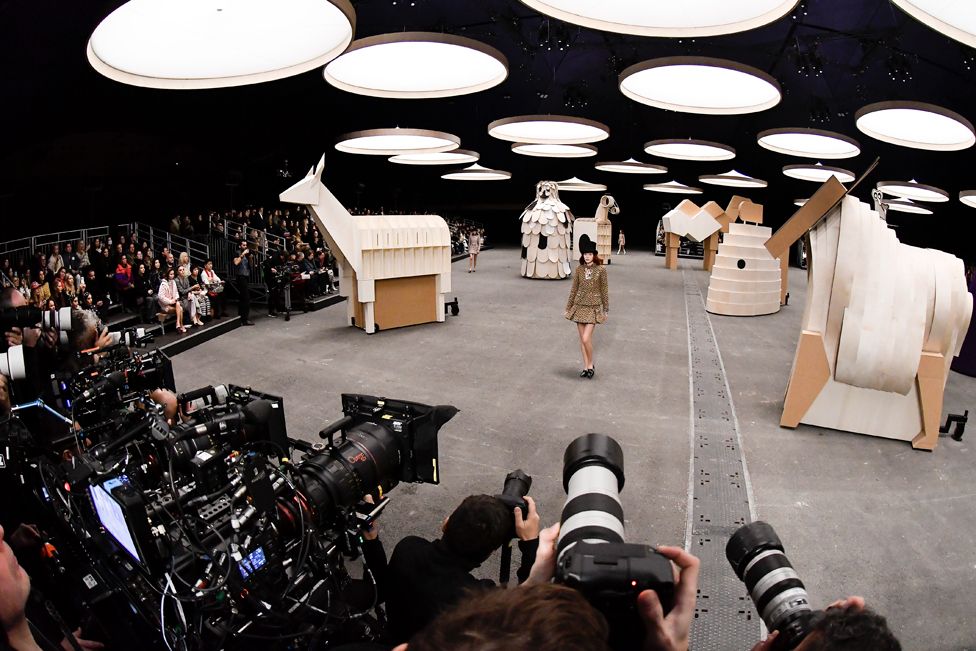 Модель идет по подиуму во время показа мод Chanel Haute Couture Spring/Summer 2023 в рамках Парижской недели высокой моды 24 января 2023 года в Париже, Франция.