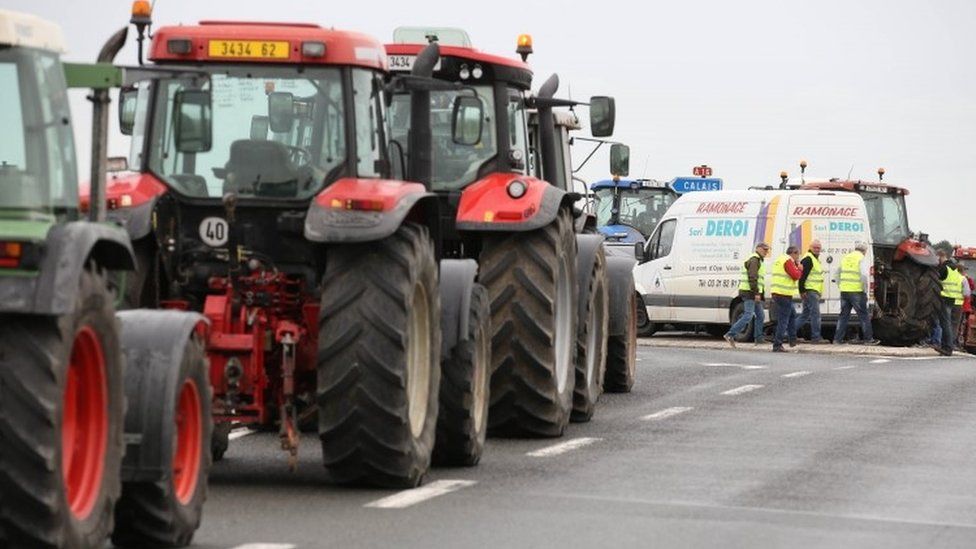 Tractors blockade a road near Calais (05 September 2016)