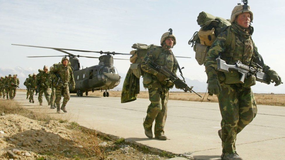 Солдаты армии возвращаются на авиабазу Баграм после боев на востоке Афганистана в марте 2002 г.