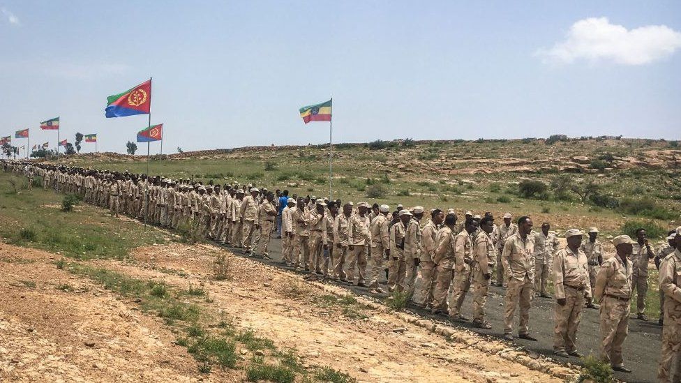 Eritrean soldiers wait in a line on September 11, 2018 to cross the border to attend the border reopening ceremony with Ethiopians as two land border crossings