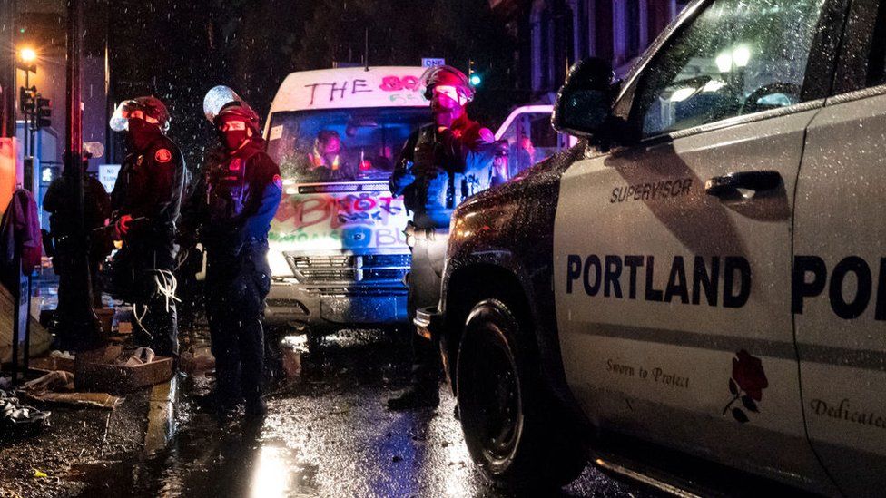 Полиция задерживает пассажиров в фургоне взаимопомощи во время акции протеста в День гнева коренных народов 11 октября 2020 года в Портленде, штат Орегон