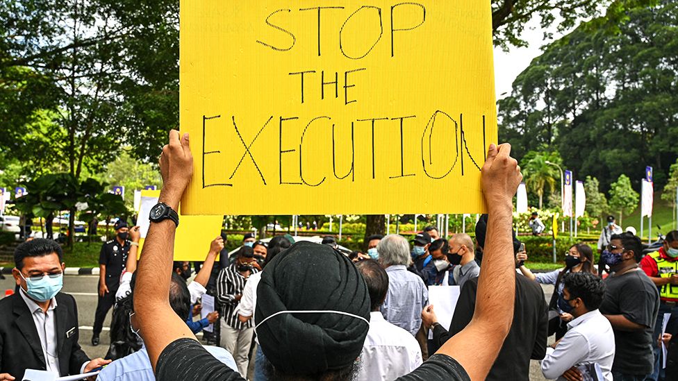 2021 年 11 月 3 日，在吉隆坡，一名激进分子在向议会提交备忘录以抗议 Nagaenthran K. Dharmalingam 即将被处决之前举着标语牌，他因向新加坡贩运海洛因而被判处死刑