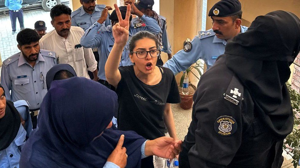 Police officials presents arrested lawyer and human rights activist Imaan Mazari-Hazir (C) before a court in Islamabad on August 20, 2023.