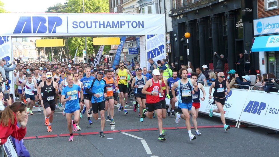 Southampton marathon Thousands of runners take on city's races BBC News