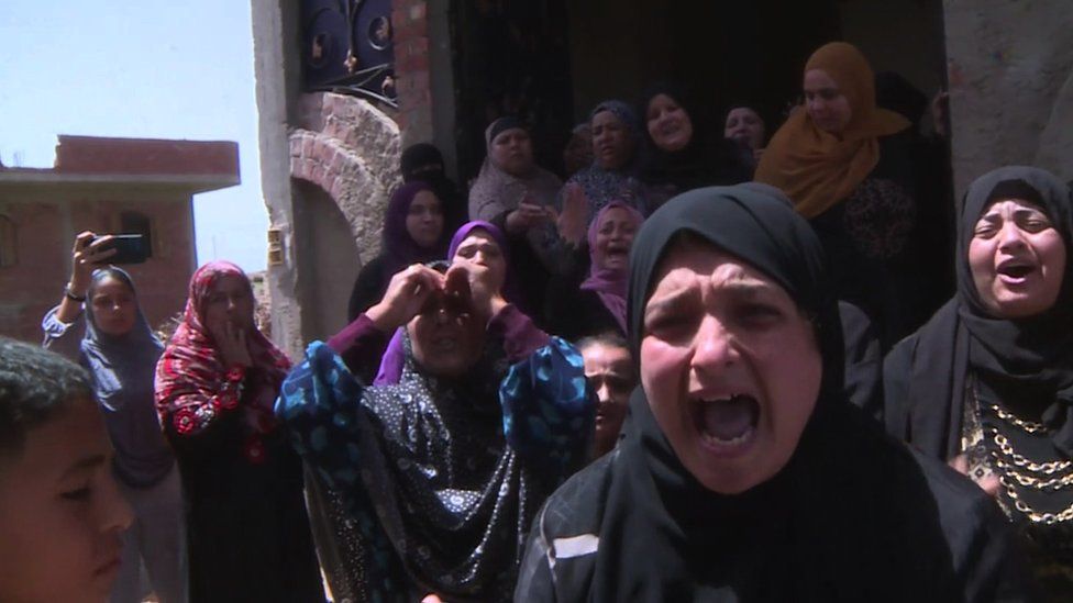 Женщины в египетской деревне, где, как многие боятся, утонули в Средиземном море