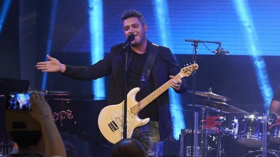 Alejandro Sanz performing in Madrid