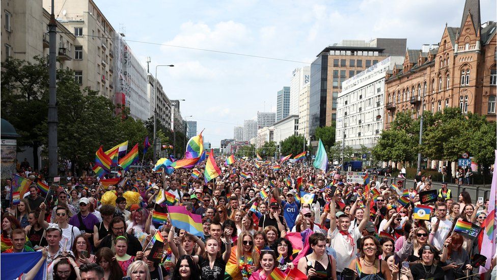 Люди принимают участие в ежегодном Параде равенства ЛГБТК+ в Варшаве