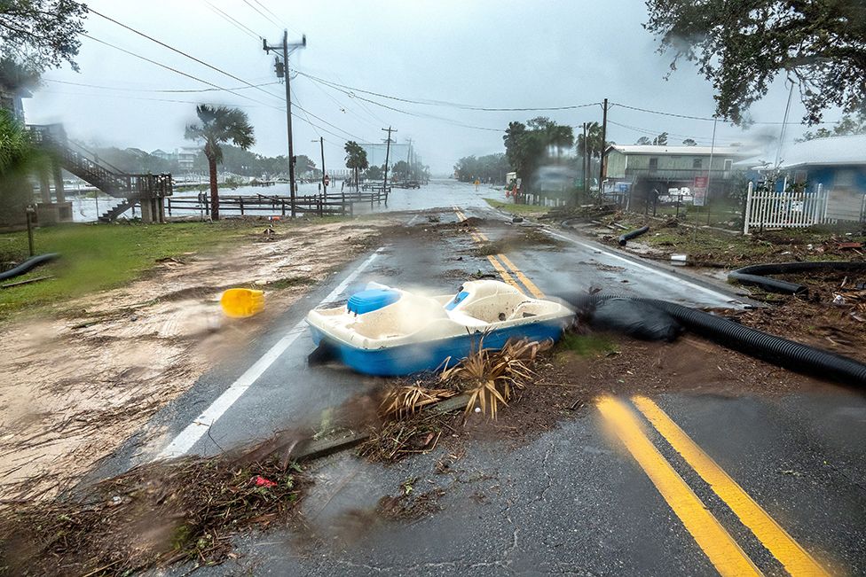 Дорога в городе Йена завалена мусором и затоплена после того, как ураган Идалия обрушился на берег недалеко от Китон-Бич, Флорида, США, 30 августа 2023 г.