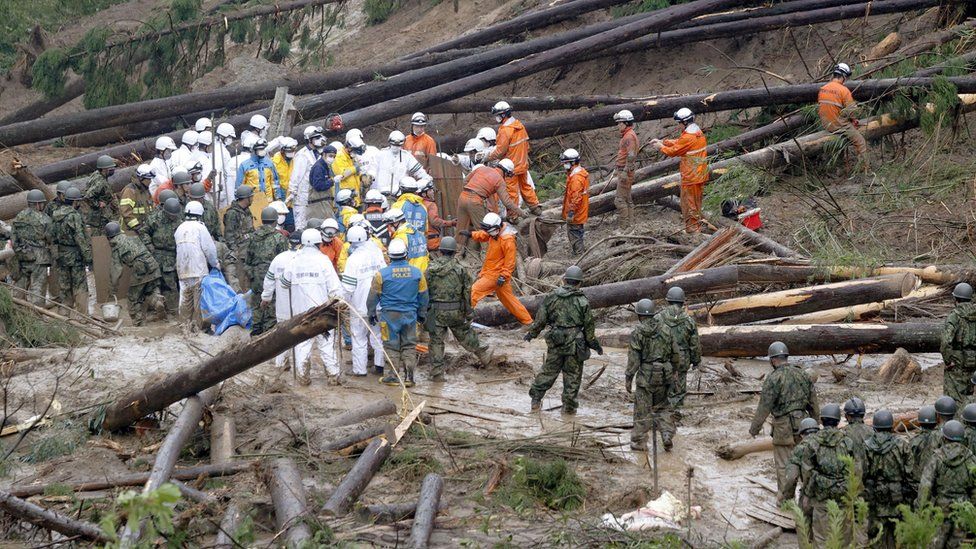 Trabajadores de rescate y árboles caídos