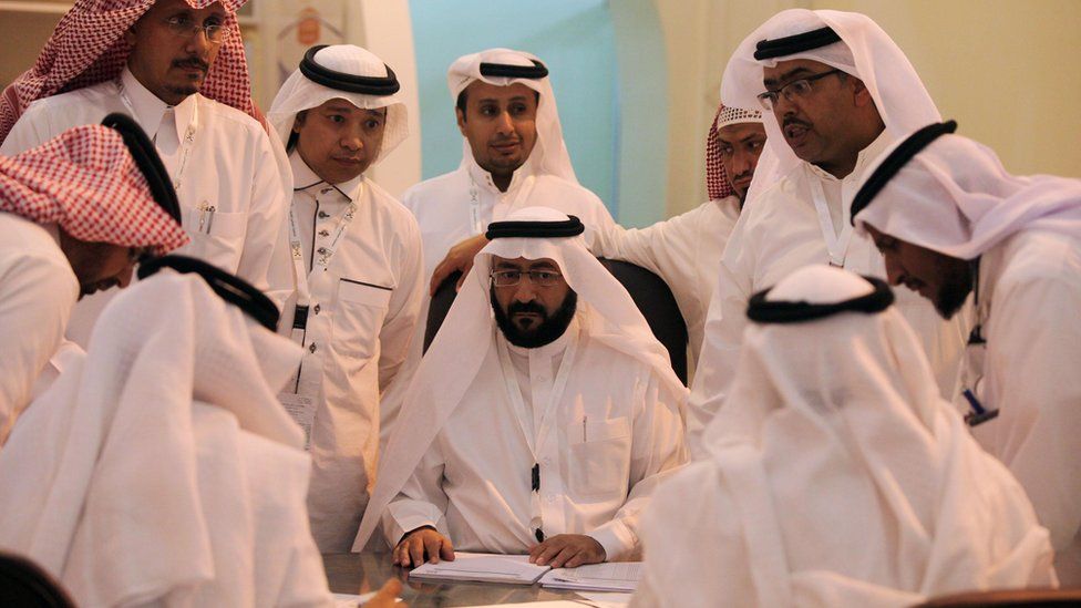 Saudi officials count votes, Jeddah (12 December)