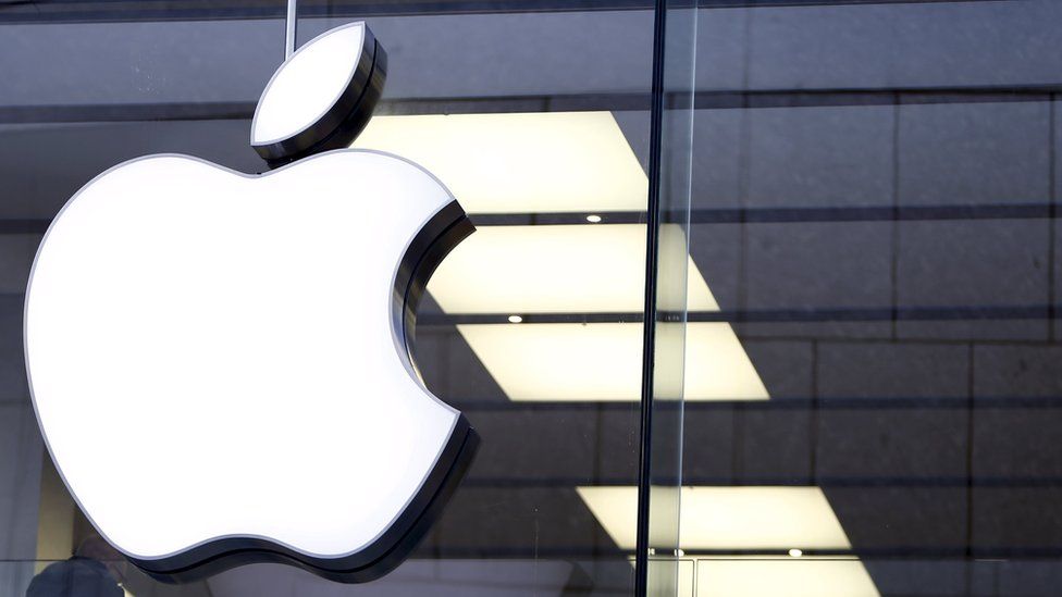 Файловая фотография логотипа Apple в магазине Apple в Мюнхене