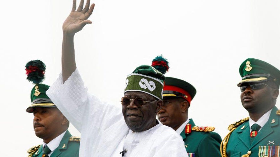 Президент Нигерии Бола Тинубу машет рукой толпе во время церемонии принятия присяги в Абудже, Нигерия, 29 мая 2023 г.
