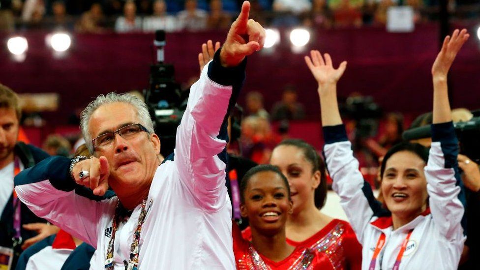 Джон Геддерт празднует с олимпийской сборной США по гимнастике на Играх в Лондоне в 2012 году