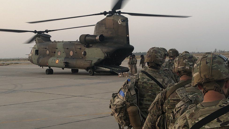 US troops walk towards a helicopter