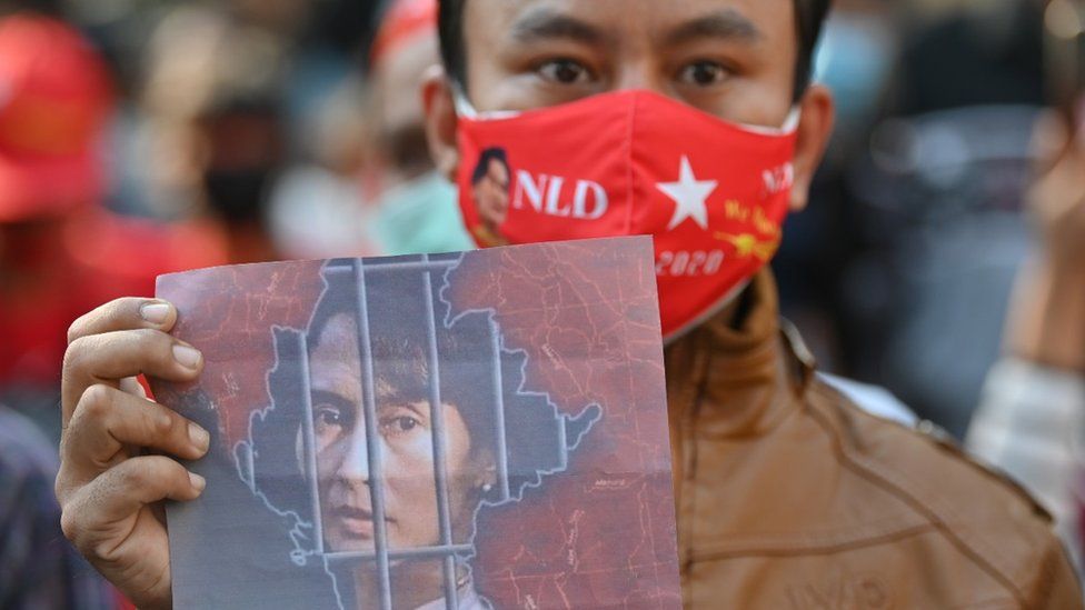 Человек, протестующий против переворота в Мьянме