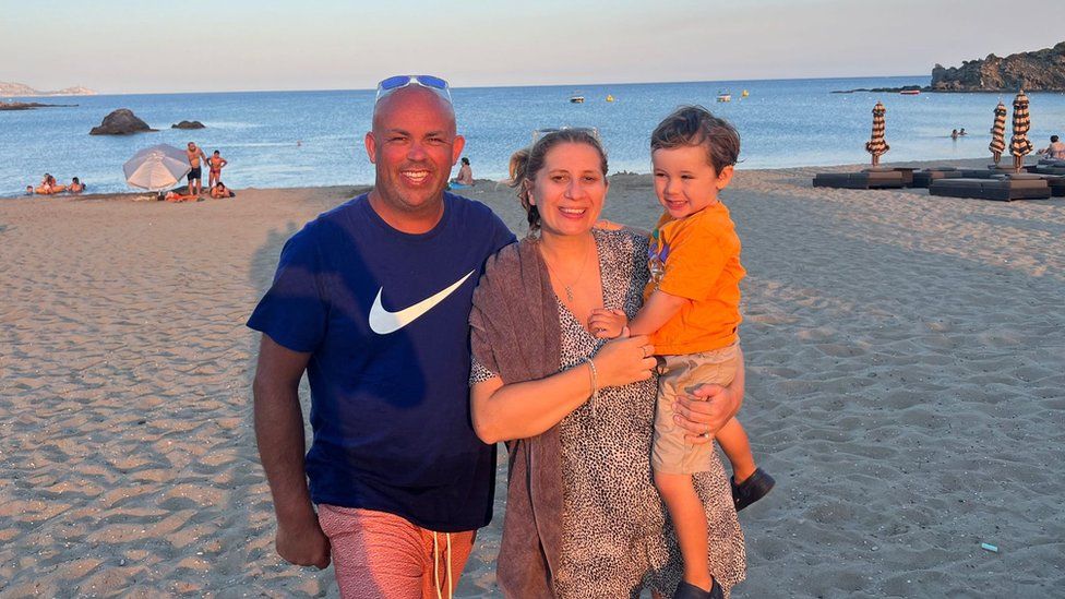 Саймон Уитли отправился со своей семьей на Родос — этот пляж позже сгорел в огне