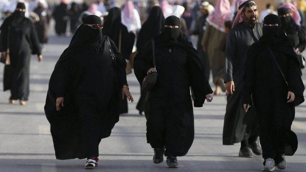 Saudi women attend the Janadriyah Culture Festival on the outskirts of Riyadh, Saudi Arabia (08 February 2016)