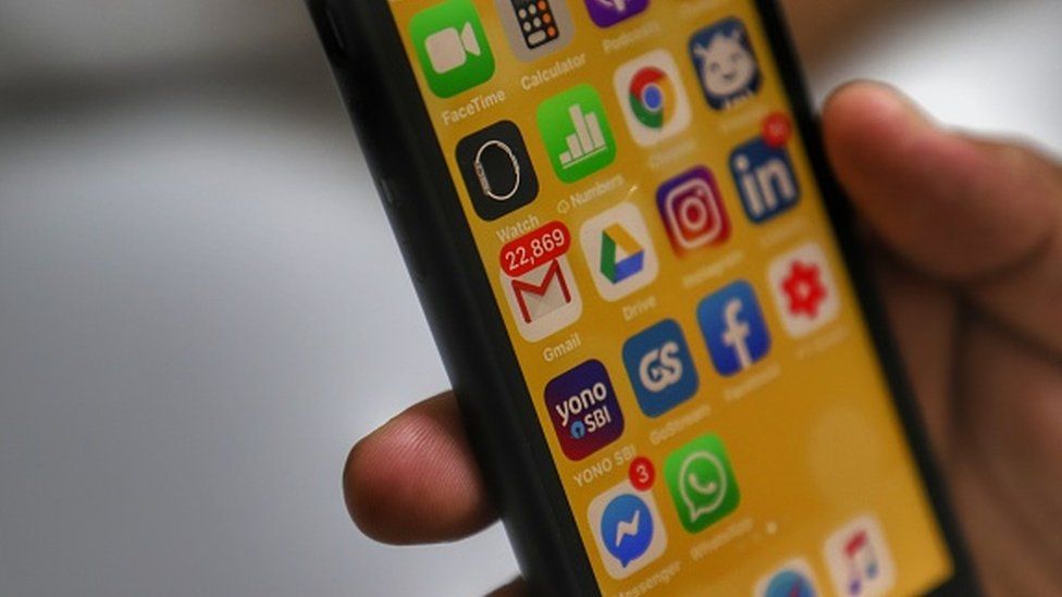 Пользователь проверяет свой Gmail на iPhone в Нью-Дели, Индия, 20 октября 2019 г. (фото Насира Качроо / NurPhoto через Getty Images)