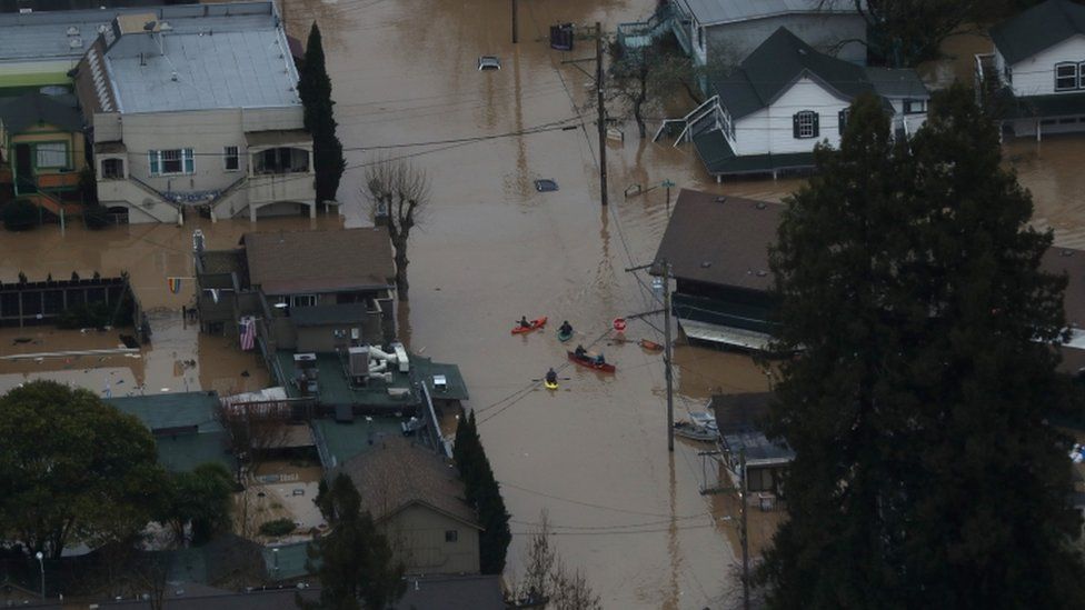 Floods and mudslides turn California wine towns to 'islands' - BBC News